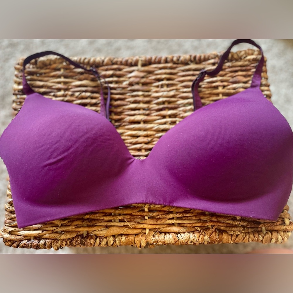 VICTORIAS SECRET t-shirt lightly lined wireless bra size 34D